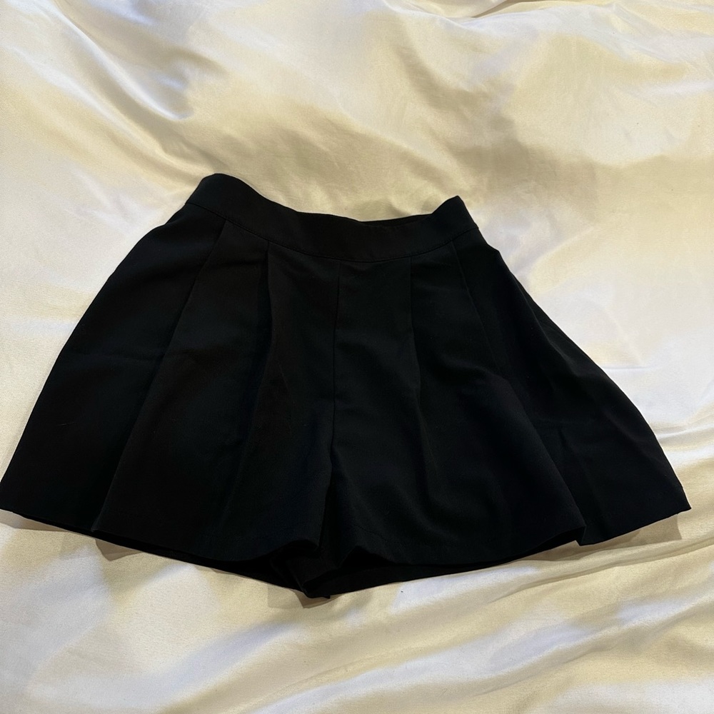Nasty Gal Black Pleated Shorts | Size 4